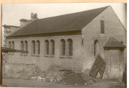 Synagoga v roce 1947 zezadu.